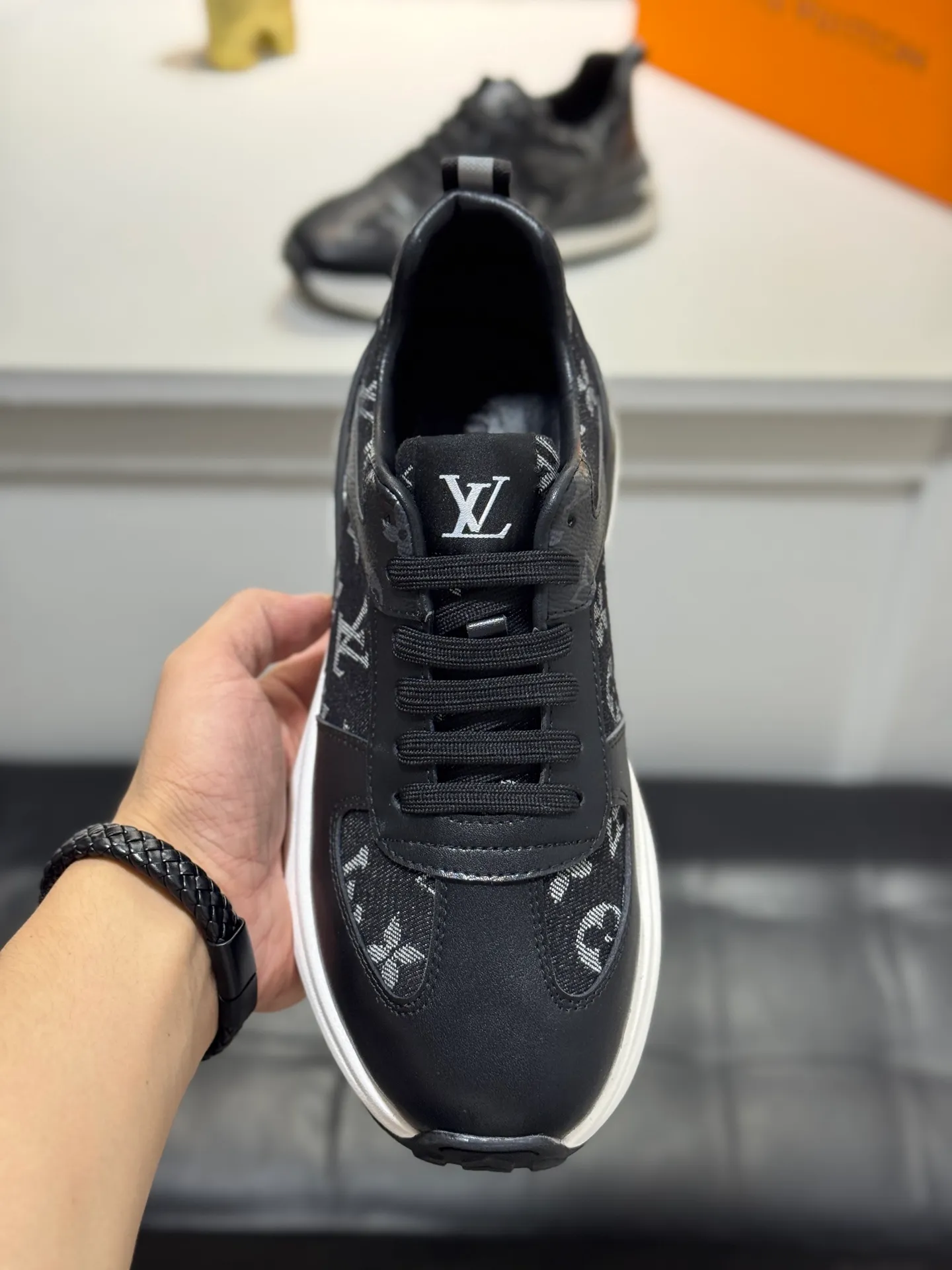 Men's shoes 💰440 [New style] 🐛🐛Top original Louis Vuitton®️ trendy and fashionable yet low-key men's casual shoes, LV cowhide leather upper with denim, comfortable and breathable, sheepskin lining, original rubber outsole, 2 colors available ~ a must-have for stylish men. Size: 38-44 (45 customized